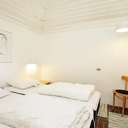 5 Person On A Nyaraló *