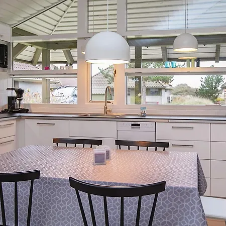 5 Person On A Nyaraló