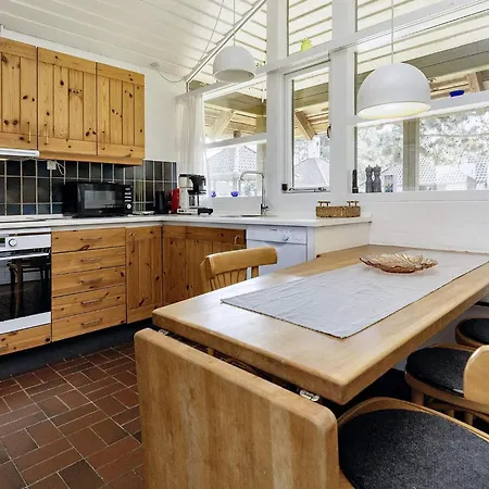 5 Person On A Nyaraló Karrebæksminde