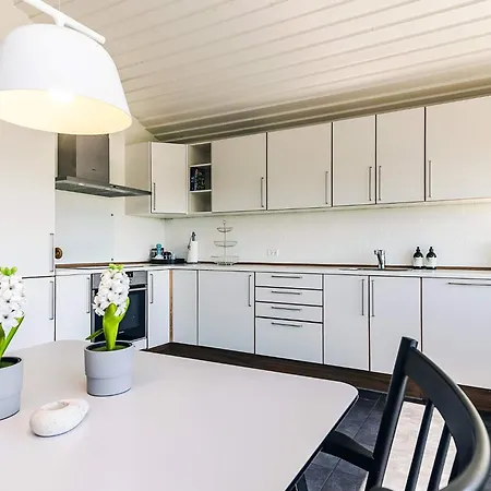 5 Person On A Nyaraló Karrebæksminde